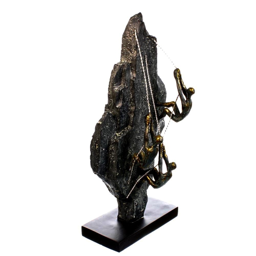 פסל אומנותי “המעז מנצח”