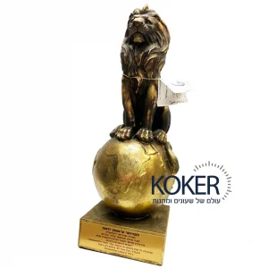 פסל אומנותי “מלך העולם” בצבע זהב | גרסיה
