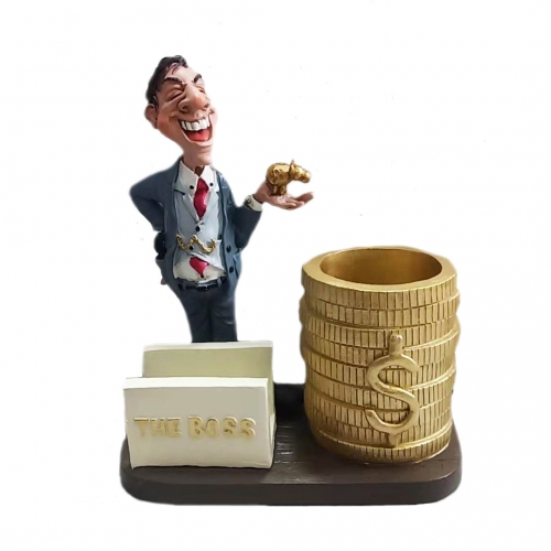 מעמד פסל קריקטורה איש עסקים “הבוס הגדול” עם כוס לעטים ומעמד כרט’ ביקור