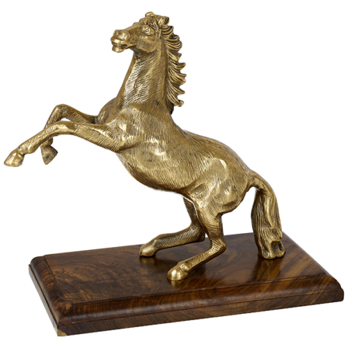 פסל סוס על רגליים אחוריות אלומניום בגימור זהב על בסיס עץ