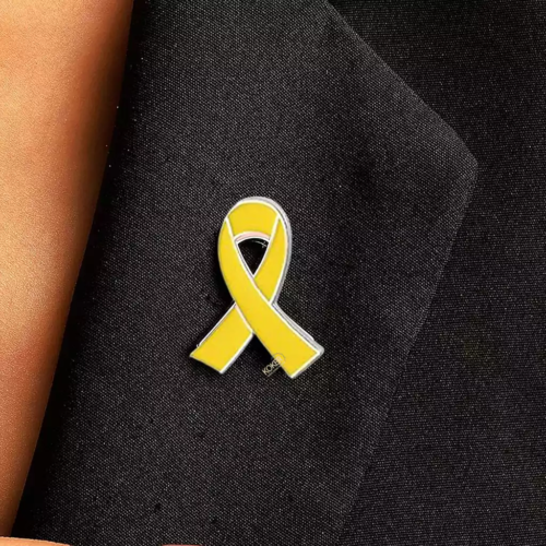 סיכה צהובה למודעות נגד אלימות עם חריטה אישית