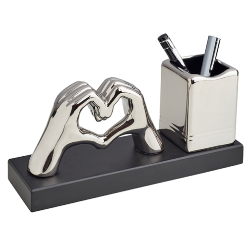 “ידיים יוצרות לב” מעמד שולחני עם כוס לעטים