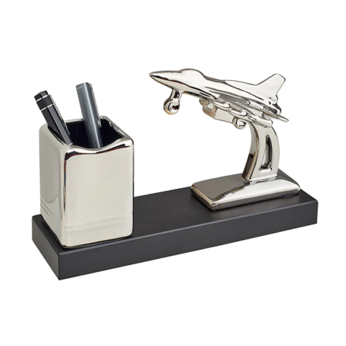 מעמד שולחני בצורת מטוס עם כוס עטים – פריט דקורטיבי למשרד