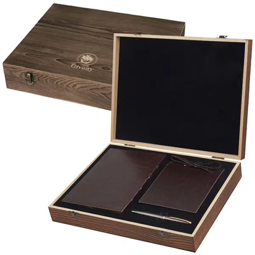 מארז מתנה מעץ עם מחברת עור חומה ועט – כולל חריטה אישית